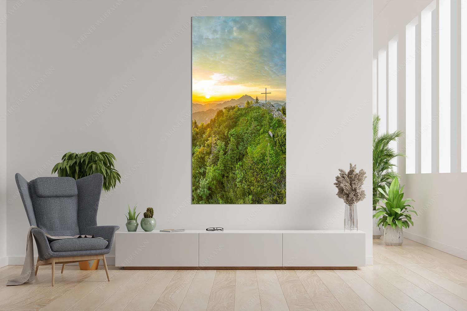 Gipfelkreuz am Rabenkopf im ersten Licht über der Benediktenwand - Ins Licht tauchen - Wandbild - Größe ca. 90x180cm, Seitenverhältnis 1:2 - Rabenkopf und Benediktenwand - weitere Infos unter https://www.kriner-weiermann.de