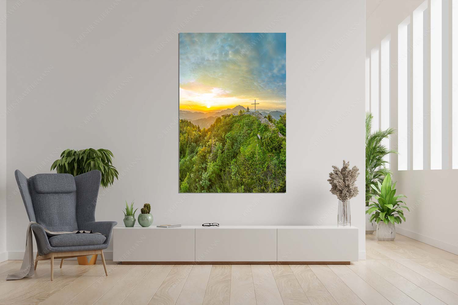 Ins Licht tauchen – Wandbild – Größe ca. 120x180cm, Seitenverhältnis 2:3 — Rabenkopf und Benediktenwand Gipfelkreuz am Rabenkopf im ersten Licht über der Benediktenwand - Ins Licht tauchen - Wandbild - Größe ca. 120x180cm, Seitenverhältnis 2:3 - Rabenkopf und Benediktenwand - weitere Infos unter https://www.kriner-weiermann.de