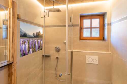 Krokusse im Abendlicht bei Krün - Wenn der Sommer nicht mehr weit ist - Glasbild - Größe ca. 120x80cm, Seitenverhältnis 3:2 - Krokuswiese mit Wettersteingebirge - weitere Infos unter https://www.kriner-weiermann.de