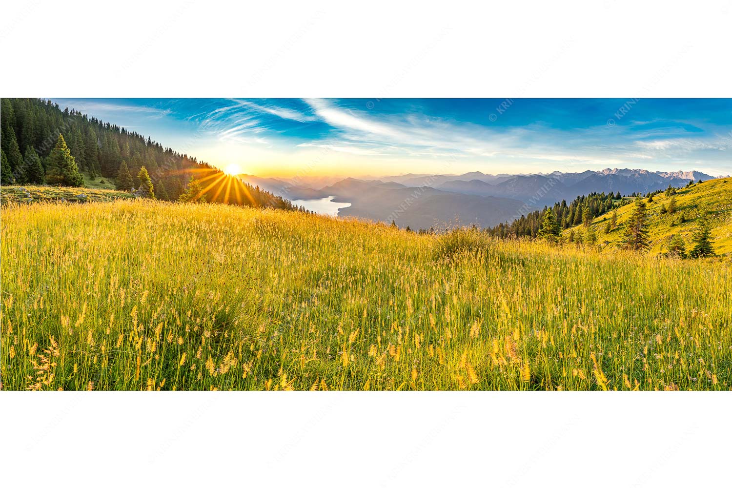 Sonnenaufgang über der Benediktenwand mit Blick auf Walchensee - Goldene Morgenruhe - Seitenverhältnis 2,5:1 - Walchensee Benediktenwand - weitere Infos unter https://www.kriner-weiermann.de