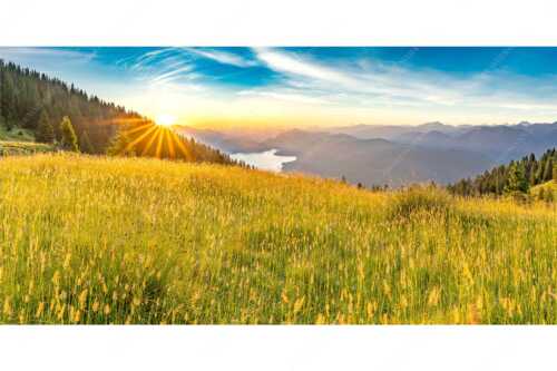 Sonnenaufgang über der Benediktenwand mit Blick auf Walchensee - Goldene Morgenruhe - Seitenverhältnis 2:1 - Walchensee Benediktenwand - weitere Infos unter https://www.kriner-weiermann.de