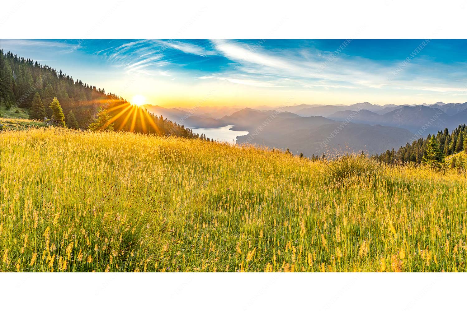 Sonnenaufgang über der Benediktenwand mit Blick auf Walchensee