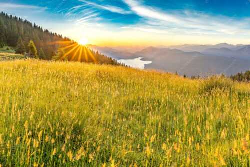 Sonnenaufgang über der Benediktenwand mit Blick auf Walchensee - Goldene Morgenruhe - Seitenverhältnis 3:2 - Walchensee Benediktenwand - weitere Infos unter https://www.kriner-weiermann.de