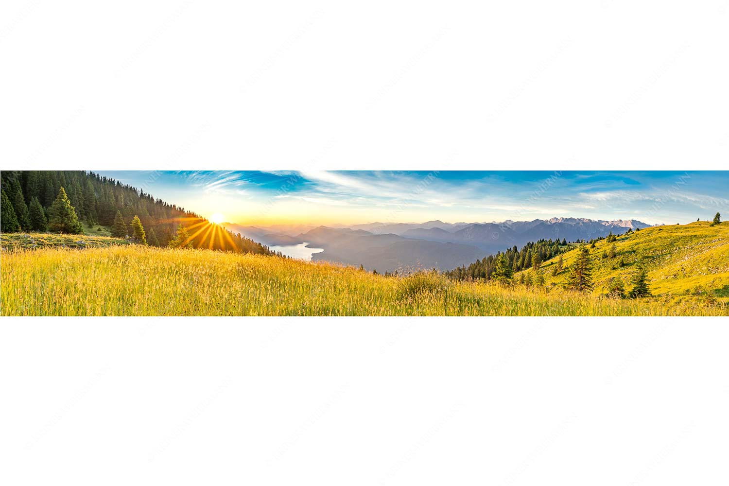 Sonnenaufgang über der Benediktenwand mit Blick auf Walchensee