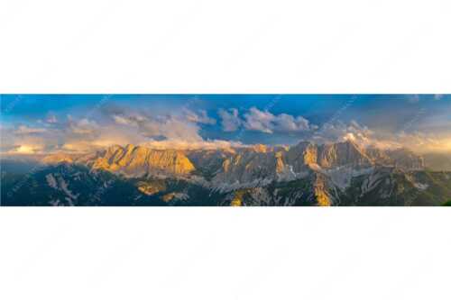 Blick von der Soiernspitze ins Karwendelgebirge - Heiter bis wolkig - Seitenverhältnis 4:1 - Bäralpl Karwendel - weitere Infos unter https://www.kriner-weiermann.de