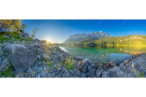 Sonnenaufgang am Eibsee mit Zugspitze und blühenden Wildblumen - Idylle am Eibsee - Seitenverhältnis 2,5:1 - Eibsee Sonnenaufgang Zugspitze - weitere Infos unter https://www.kriner-weiermann.de