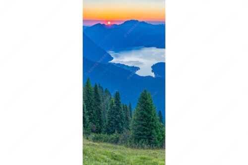 Sonnenaufgang zwischen Jochberg und Benediktenwand - Jochberg Sonne - Seitenverhältnis 1:2 - Walchensee Sonnenaufgang Benediktenwand - weitere Infos unter https://www.kriner-weiermann.de