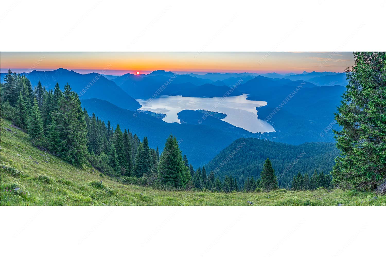 Sonnenaufgang zwischen Jochberg und Benediktenwand - Jochberg Sonne - Seitenverhältnis 2,5:1 - Walchensee Sonnenaufgang Benediktenwand - weitere Infos unter https://www.kriner-weiermann.de