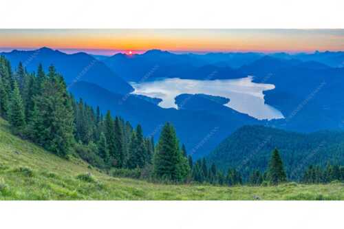 Sonnenaufgang zwischen Jochberg und Benediktenwand - Jochberg Sonne - Seitenverhältnis 2:1 - Walchensee Sonnenaufgang Benediktenwand - weitere Infos unter https://www.kriner-weiermann.de