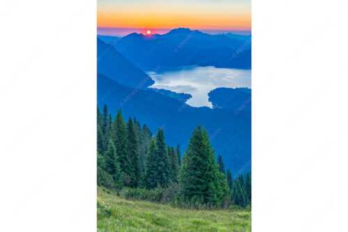 Sonnenaufgang zwischen Jochberg und Benediktenwand - Jochberg Sonne - Seitenverhältnis 2:3 - Walchensee Sonnenaufgang Benediktenwand - weitere Infos unter https://www.kriner-weiermann.de
