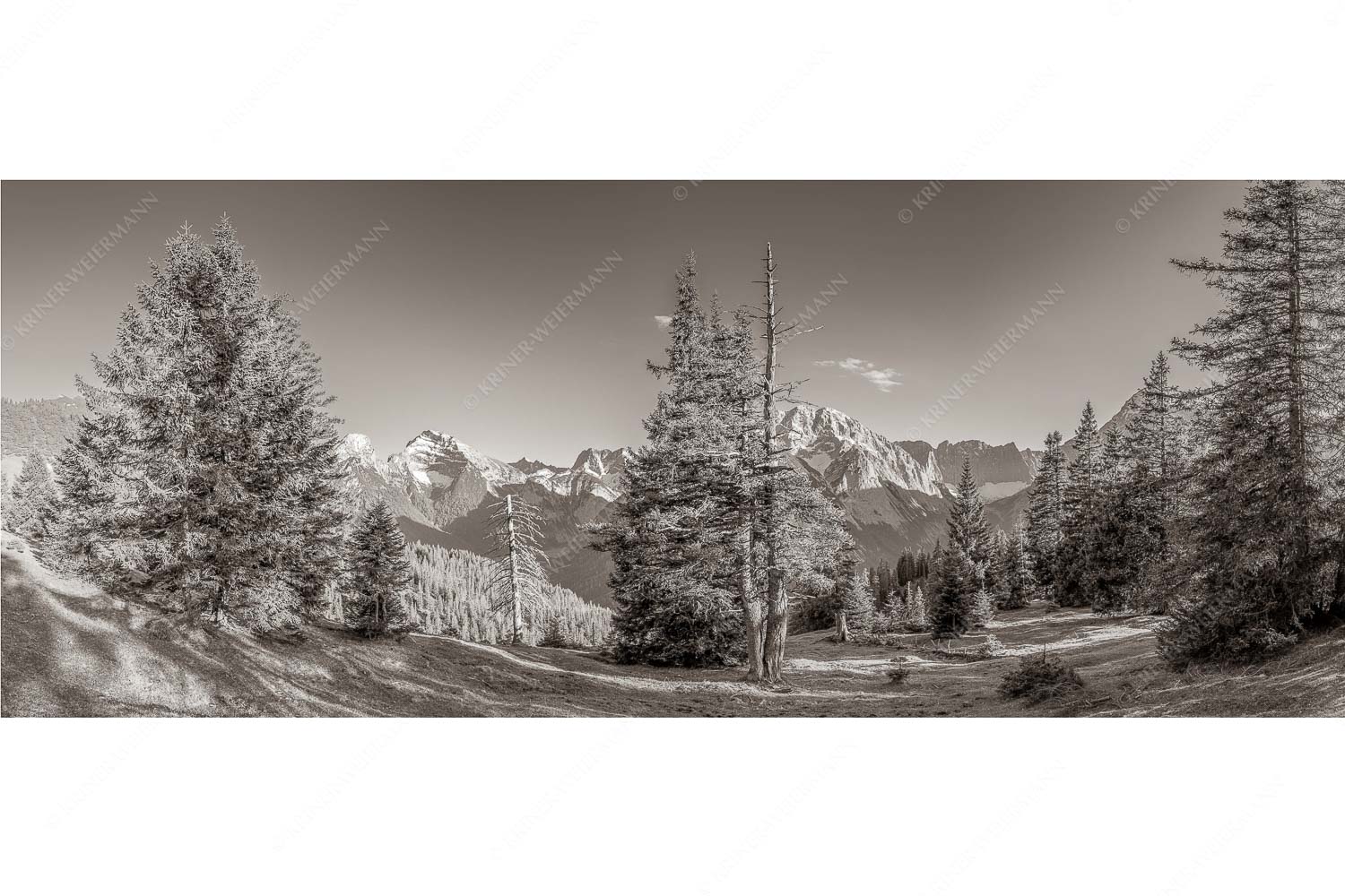 Vom südlich gelegenen Bergkamm des Schafreuters hat man eine beeindruckende Sicht auf den Karwendel-Hauptkamm - Vis a vis - Seitenverhältnis 2,5:1 - Karwendel Hauptkamm - weitere Infos unter https://www.kriner-weiermann.de