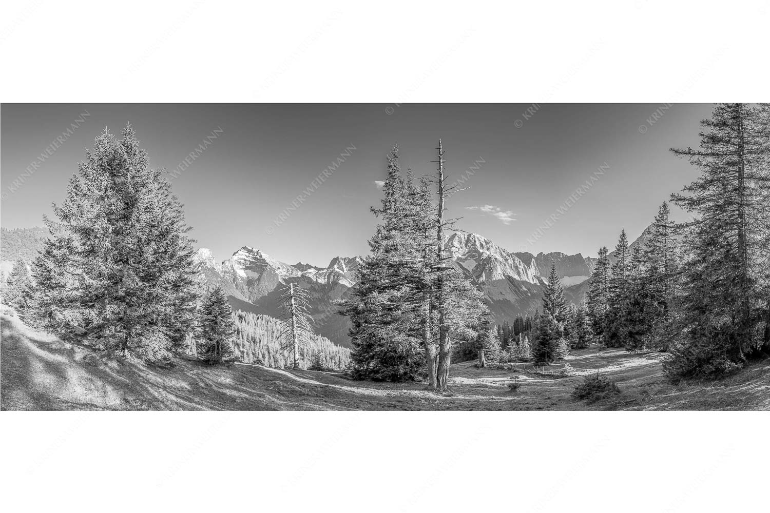 Vom südlich gelegenen Bergkamm des Schafreuters hat man eine beeindruckende Sicht auf den Karwendel-Hauptkamm - Vis a vis - Seitenverhältnis 2,5:1 - Karwendel Hauptkamm - weitere Infos unter https://www.kriner-weiermann.de