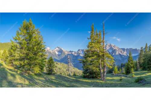Vom südlich gelegenen Bergkamm des Schafreuters hat man eine beeindruckende Sicht auf den Karwendel-Hauptkamm - Vis a vis - Seitenverhältnis 2:1 - Karwendel Hauptkamm - weitere Infos unter https://www.kriner-weiermann.de