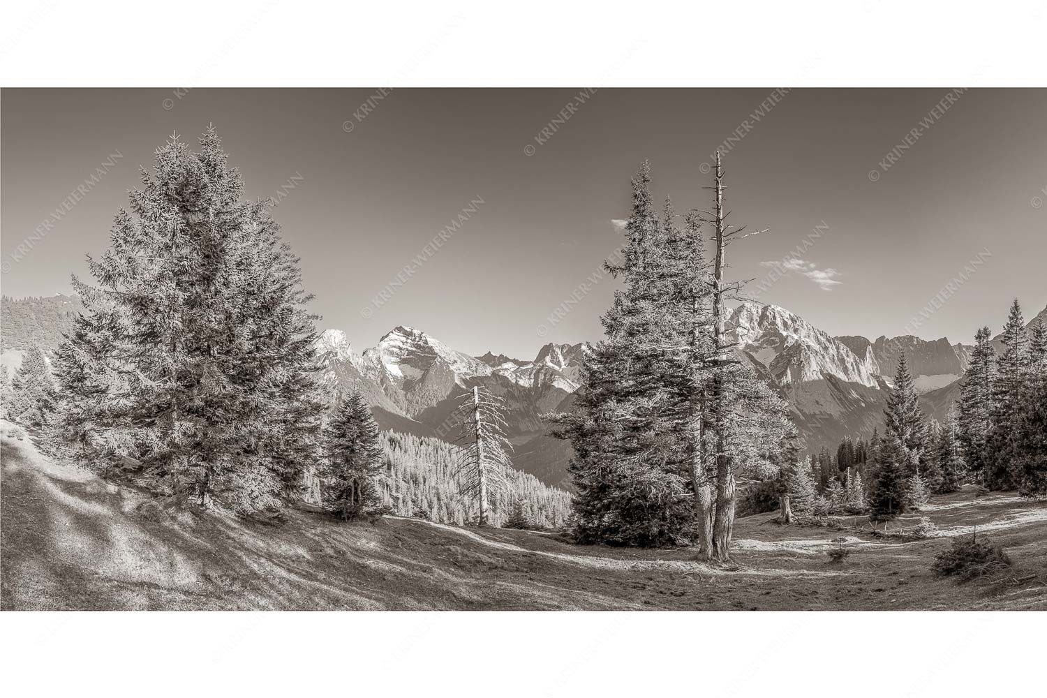 Vis a vis – Seitenverhältnis 2:1 — Karwendel Hauptkamm Vom südlich gelegenen Bergkamm des Schafreuters hat man eine beeindruckende Sicht auf den Karwendel-Hauptkamm