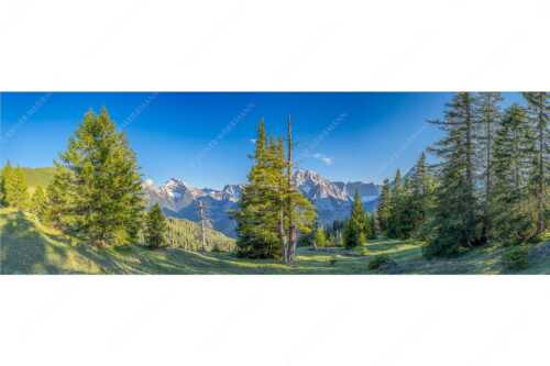 Vom südlich gelegenen Bergkamm des Schafreuters hat man eine beeindruckende Sicht auf den Karwendel-Hauptkamm - Vis a vis - Seitenverhältnis 3:1 - Karwendel Hauptkamm - weitere Infos unter https://www.kriner-weiermann.de