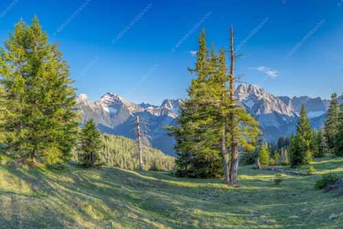 Vom südlich gelegenen Bergkamm des Schafreuters hat man eine beeindruckende Sicht auf den Karwendel-Hauptkamm - Vis a vis - Seitenverhältnis 3:2 - Karwendel Hauptkamm - weitere Infos unter https://www.kriner-weiermann.de