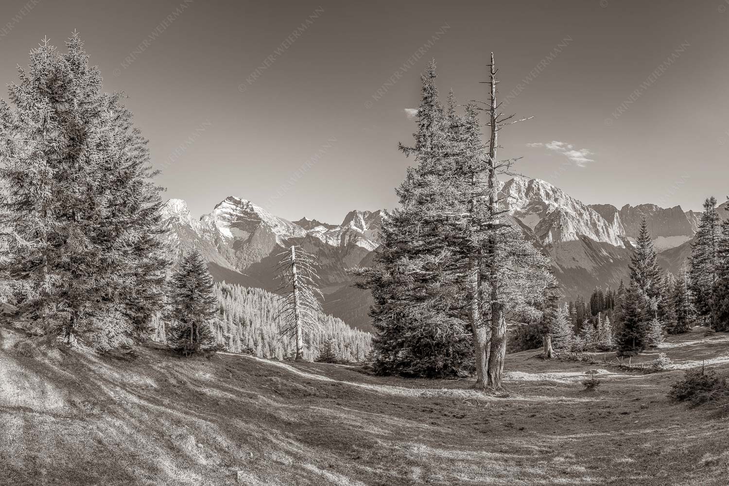 Vis a vis – Seitenverhältnis 3:2 — Karwendel Hauptkamm Vom südlich gelegenen Bergkamm des Schafreuters hat man eine beeindruckende Sicht auf den Karwendel-Hauptkamm