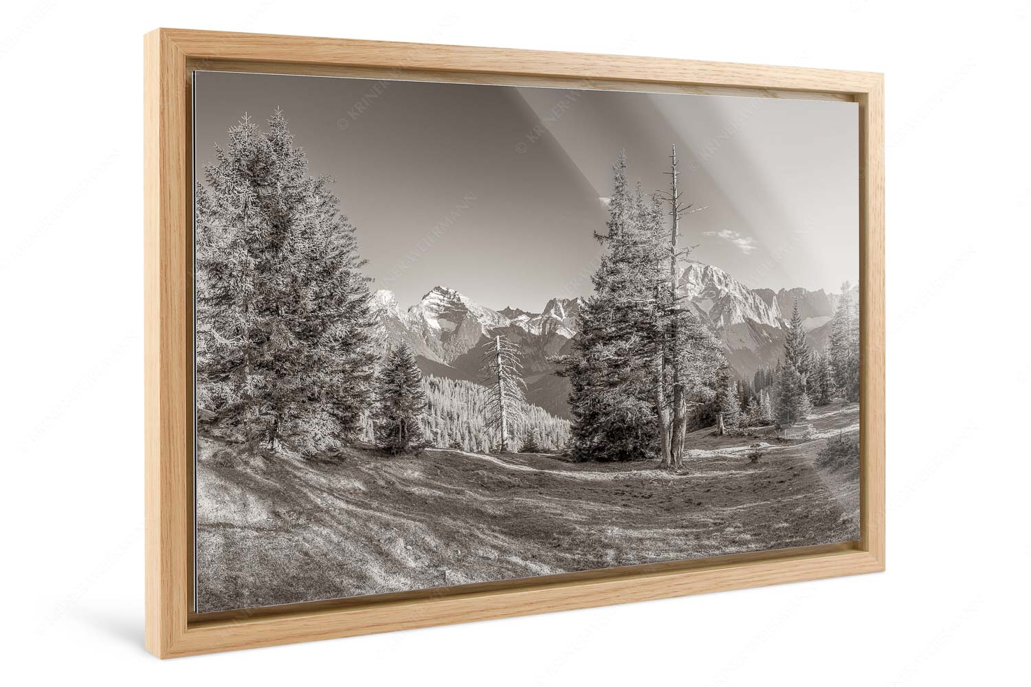 Vis a vis – Foto im Schattenfugen-Rahmen, Seitenverhältnis 3:2 — Karwendel Hauptkamm Vom südlich gelegenen Bergkamm des Schafreuters hat man eine beeindruckende Sicht auf den Karwendel-Hauptkamm - Vis a vis - Foto im Schattenfugen-Rahmen, Seitenverhältnis 3:2 - Karwendel Hauptkamm - weitere Infos unter https://www.kriner-weiermann.de