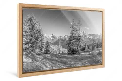 Vom südlich gelegenen Bergkamm des Schafreuters hat man eine beeindruckende Sicht auf den Karwendel-Hauptkamm - Vis a vis - Foto im Schattenfugen-Rahmen, Seitenverhältnis 3:2 - Karwendel Hauptkamm - weitere Infos unter https://www.kriner-weiermann.de