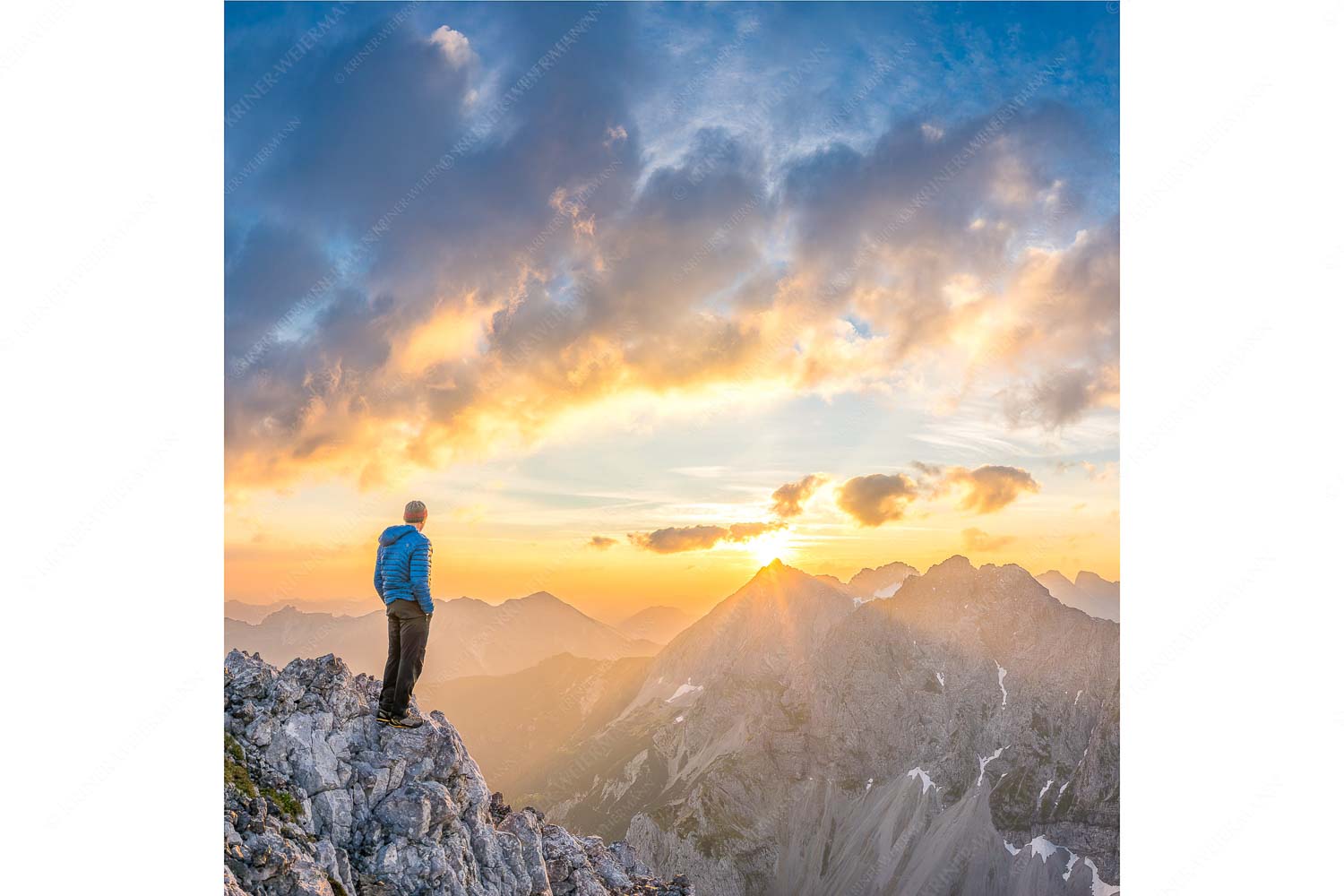 Bergsteiger genießt Sonnenaufgang über dem Wörner im Karwendel