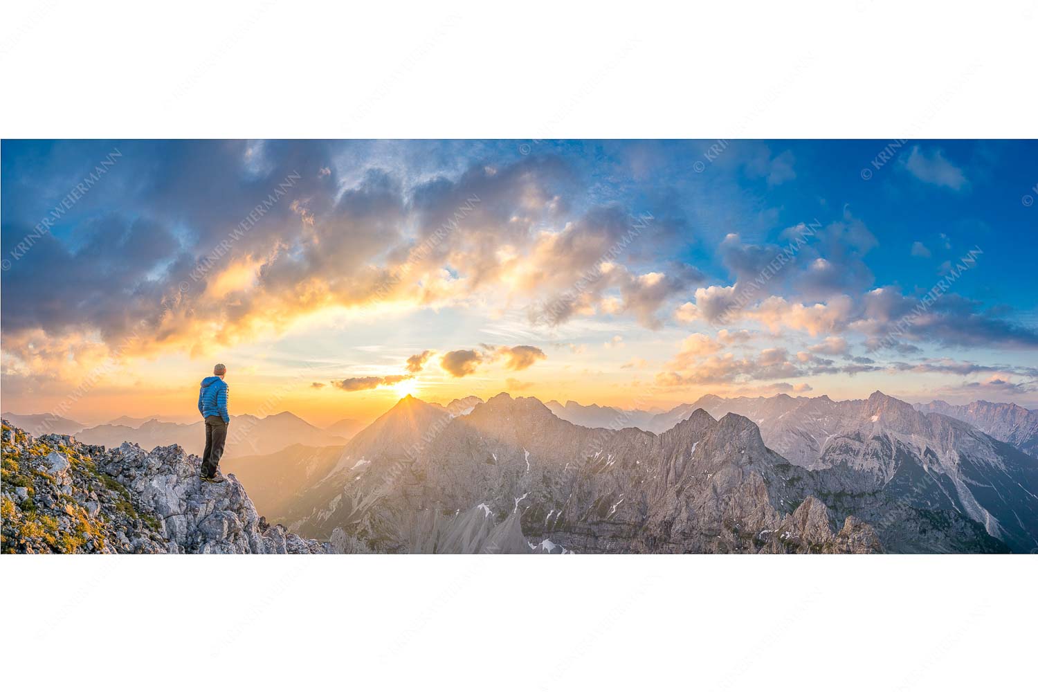 Bergsteiger genießt Sonnenaufgang über dem Wörner im Karwendel