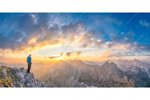 Bergsteiger genießt Sonnenaufgang über dem Wörner im Karwendel - Wieder ein neuer Tag - Seitenverhältnis 2:1 - Bergsteiger Sonnenaufgang Wörner - weitere Infos unter https://www.kriner-weiermann.de
