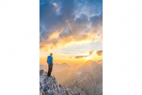 Bergsteiger genießt Sonnenaufgang über dem Wörner im Karwendel - Wieder ein neuer Tag - Seitenverhältnis 2:3 - Bergsteiger Sonnenaufgang Wörner - weitere Infos unter https://www.kriner-weiermann.de