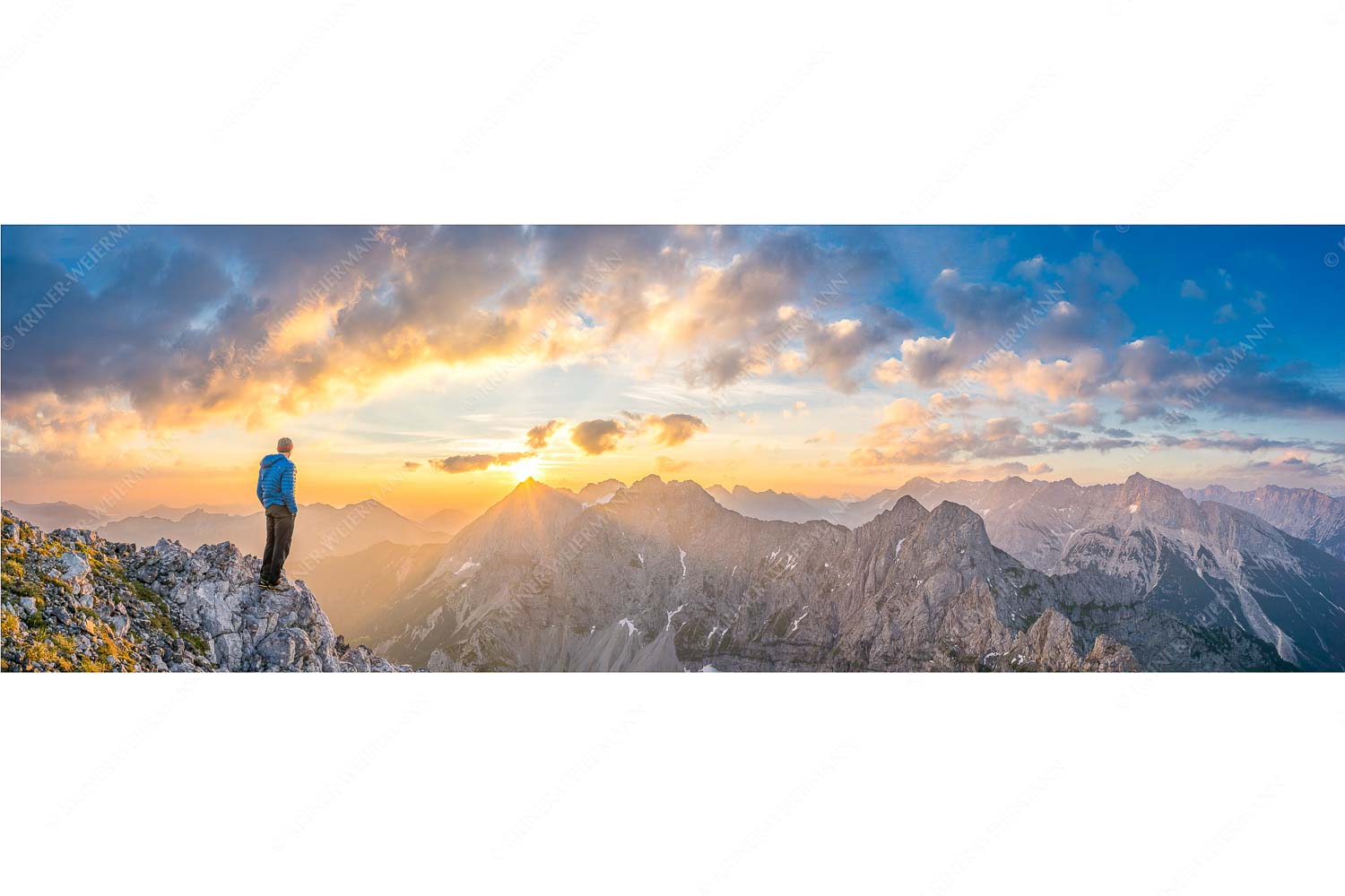 Bergsteiger genießt Sonnenaufgang über dem Wörner im Karwendel