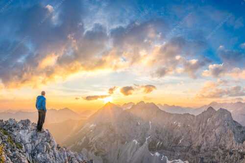 Bergsteiger genießt Sonnenaufgang über dem Wörner im Karwendel - Wieder ein neuer Tag - Seitenverhältnis 3:2 - Bergsteiger Sonnenaufgang Wörner - weitere Infos unter https://www.kriner-weiermann.de