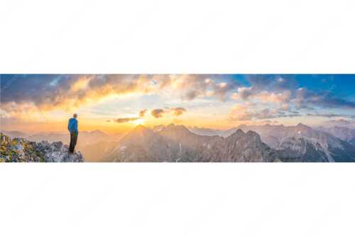 Bergsteiger genießt Sonnenaufgang über dem Wörner im Karwendel - Wieder ein neuer Tag - Seitenverhältnis 4:1 - Bergsteiger Sonnenaufgang Wörner - weitere Infos unter https://www.kriner-weiermann.de