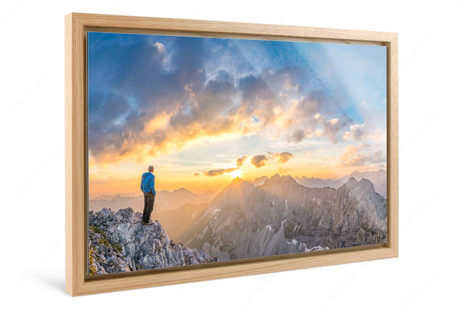 Wieder ein neuer Tag – Foto im Schattenfugen-Rahmen, Seitenverhältnis 3:2 — Bergsteiger Sonnenaufgang Wörner Bergsteiger genießt Sonnenaufgang über dem Wörner im Karwendel - Wieder ein neuer Tag - Foto im Schattenfugen-Rahmen, Seitenverhältnis 3:2 - Bergsteiger Sonnenaufgang Wörner - weitere Infos unter https://www.kriner-weiermann.de