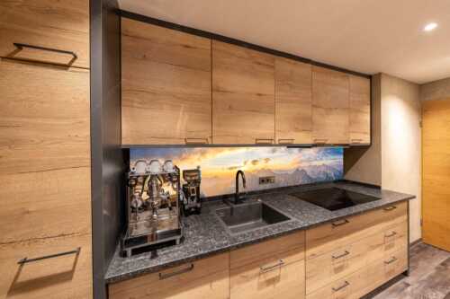 Bergsteiger genießt Sonnenaufgang über dem Wörner im Karwendel - Wieder ein neuer Tag - Küchenspiegel - Größe ca. 270x54cm, Seitenverhältnis 5:1 - Bergsteiger Sonnenaufgang Wörner - weitere Infos unter https://www.kriner-weiermann.de