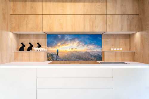 Bergsteiger genießt Sonnenaufgang über dem Wörner im Karwendel - Wieder ein neuer Tag - Küchenrückwand - Größe ca. 120x60cm, Seitenverhältnis 2:1 - Bergsteiger Sonnenaufgang Wörner - weitere Infos unter https://www.kriner-weiermann.de