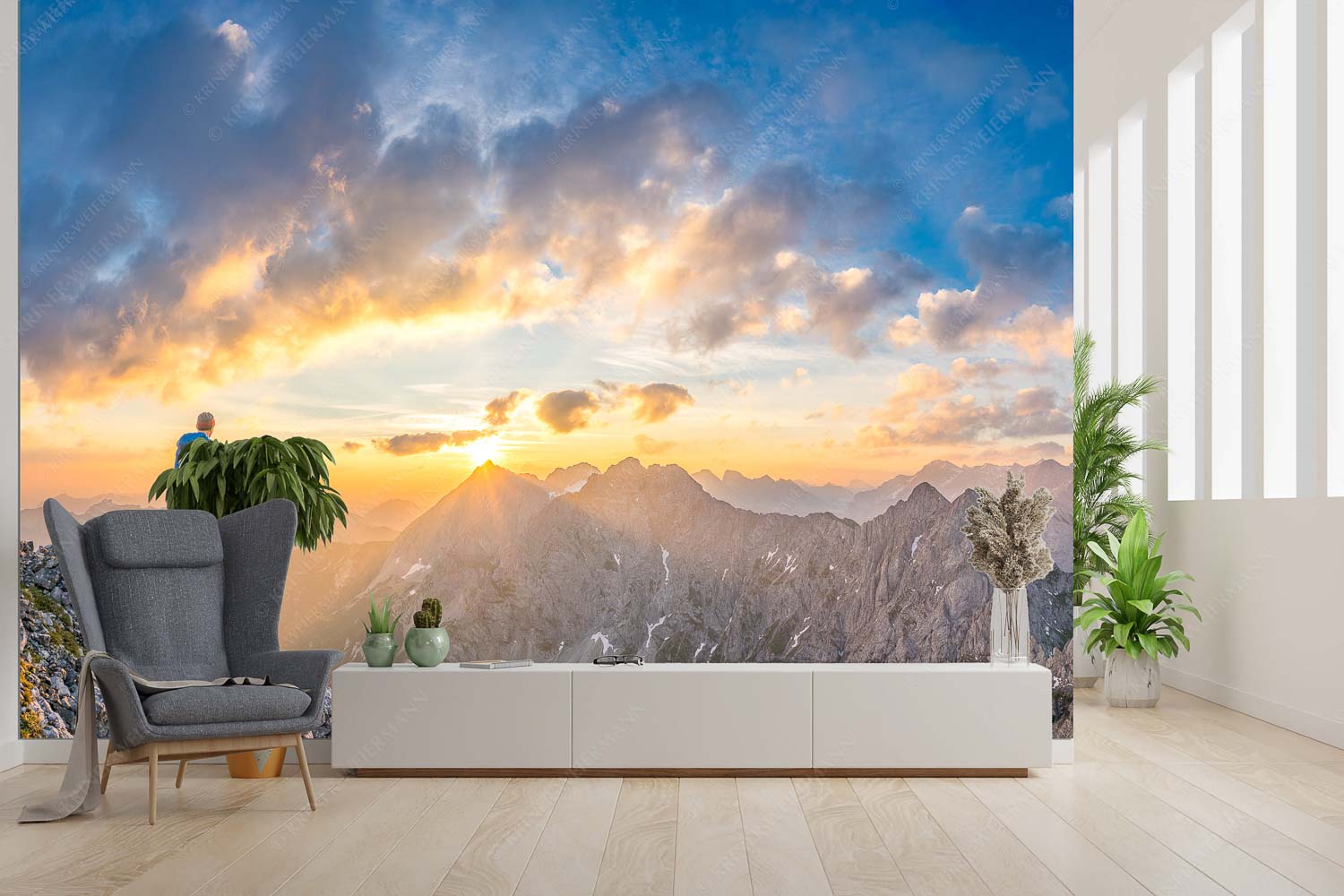 Wieder ein neuer Tag – Fototapete – Größe ca. 300x200cm, Seitenverhältnis 3:2 — Bergsteiger Sonnenaufgang Wörner Bergsteiger genießt Sonnenaufgang über dem Wörner im Karwendel - Wieder ein neuer Tag - Fototapete - Größe ca. 300x200cm, Seitenverhältnis 3:2 - Bergsteiger Sonnenaufgang Wörner - weitere Infos unter https://www.kriner-weiermann.de