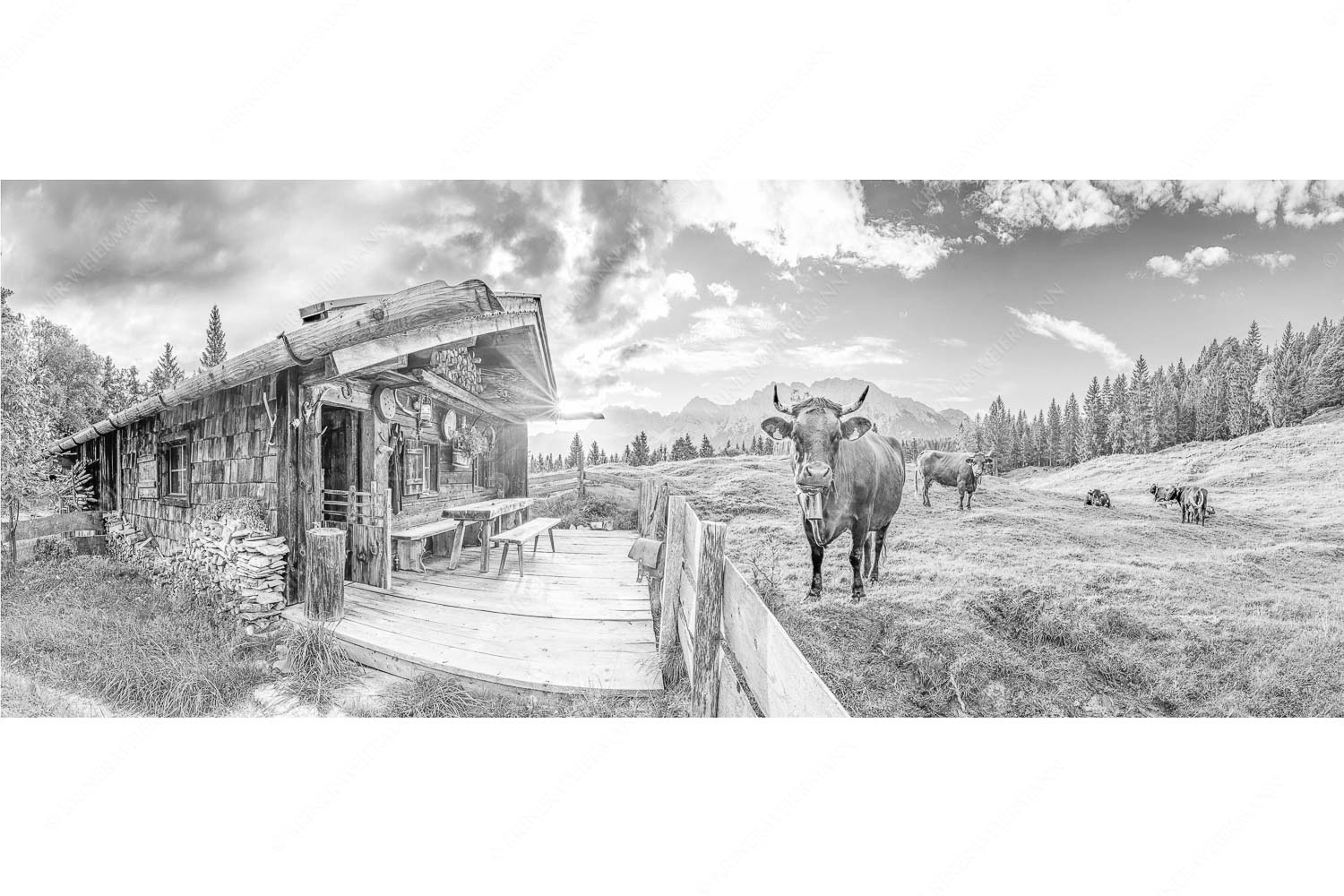 Malerische Almhütte bei Mittenwald mit Karwendel - Almbiente - Seitenverhältnis 2,5:1 - Mittenwald Alm Buckelwiesen Karwendel - weitere Infos unter https://www.kriner-weiermann.de