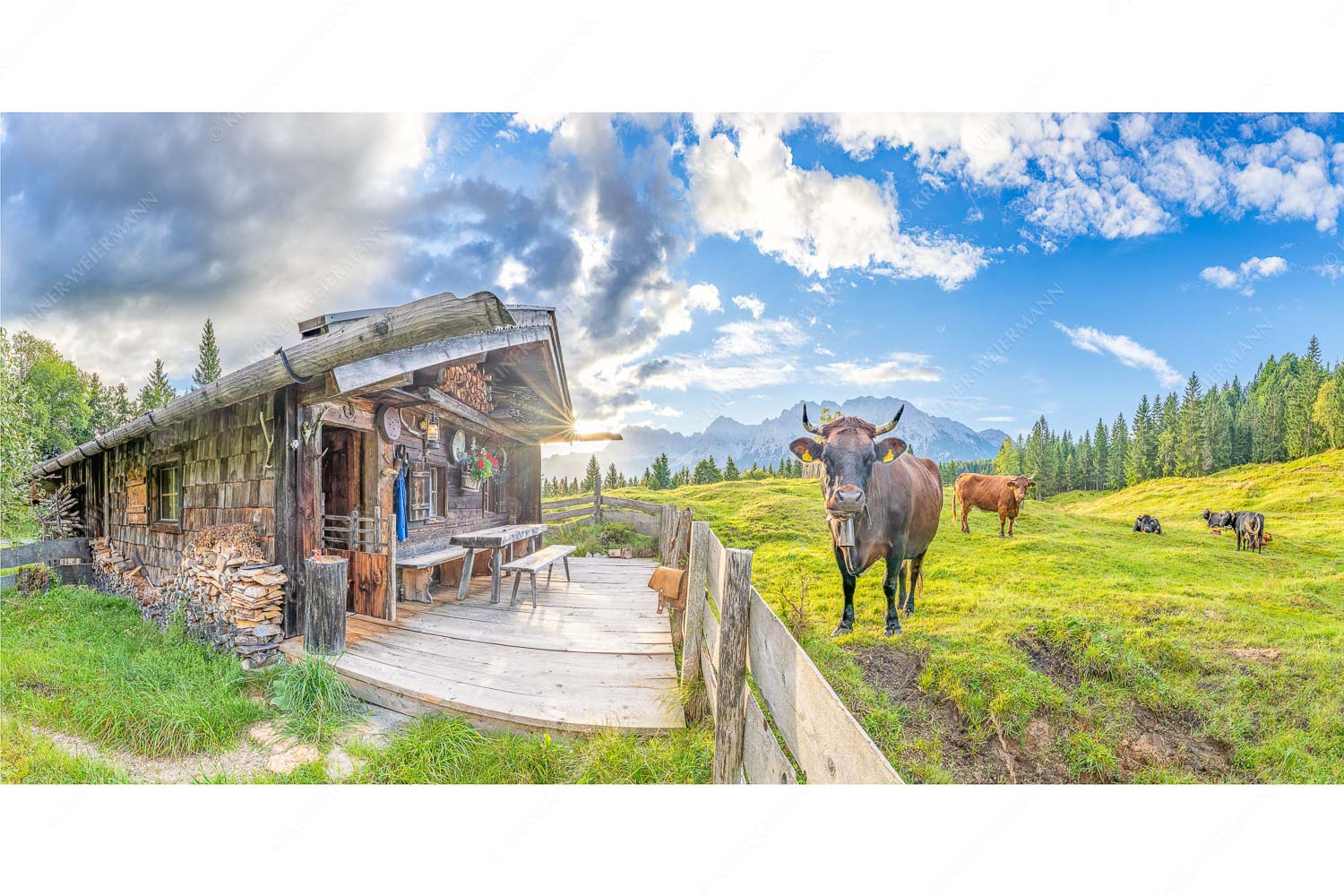 Malerische Almhütte bei Mittenwald mit Karwendel