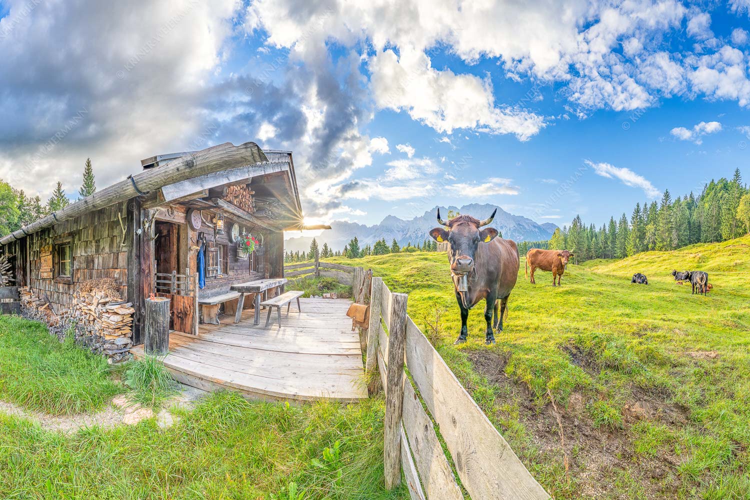 Malerische Almhütte bei Mittenwald mit Karwendel - Almbiente - Seitenverhältnis 3:2 - Mittenwald Alm Buckelwiesen Karwendel - weitere Infos unter https://www.kriner-weiermann.de