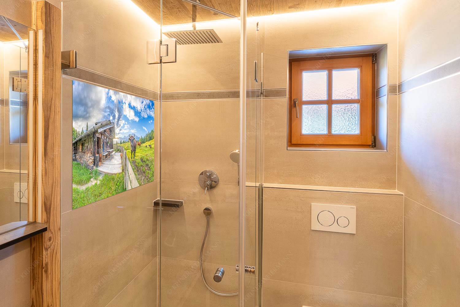 Malerische Almhütte bei Mittenwald mit Karwendel - Almbiente - Glasbild - Größe ca. 120x80cm, Seitenverhältnis 3:2 - Mittenwald Alm Buckelwiesen Karwendel - weitere Infos unter https://www.kriner-weiermann.de