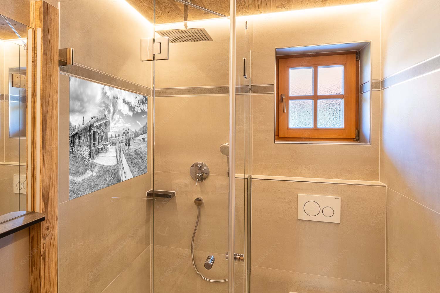 Almbiente – Glasbild – Größe ca. 120x80cm, Seitenverhältnis 3:2 — Mittenwald Alm Buckelwiesen Karwendel Malerische Almhütte bei Mittenwald mit Karwendel - Almbiente - Glasbild - Größe ca. 120x80cm, Seitenverhältnis 3:2 - Mittenwald Alm Buckelwiesen Karwendel - weitere Infos unter https://www.kriner-weiermann.de