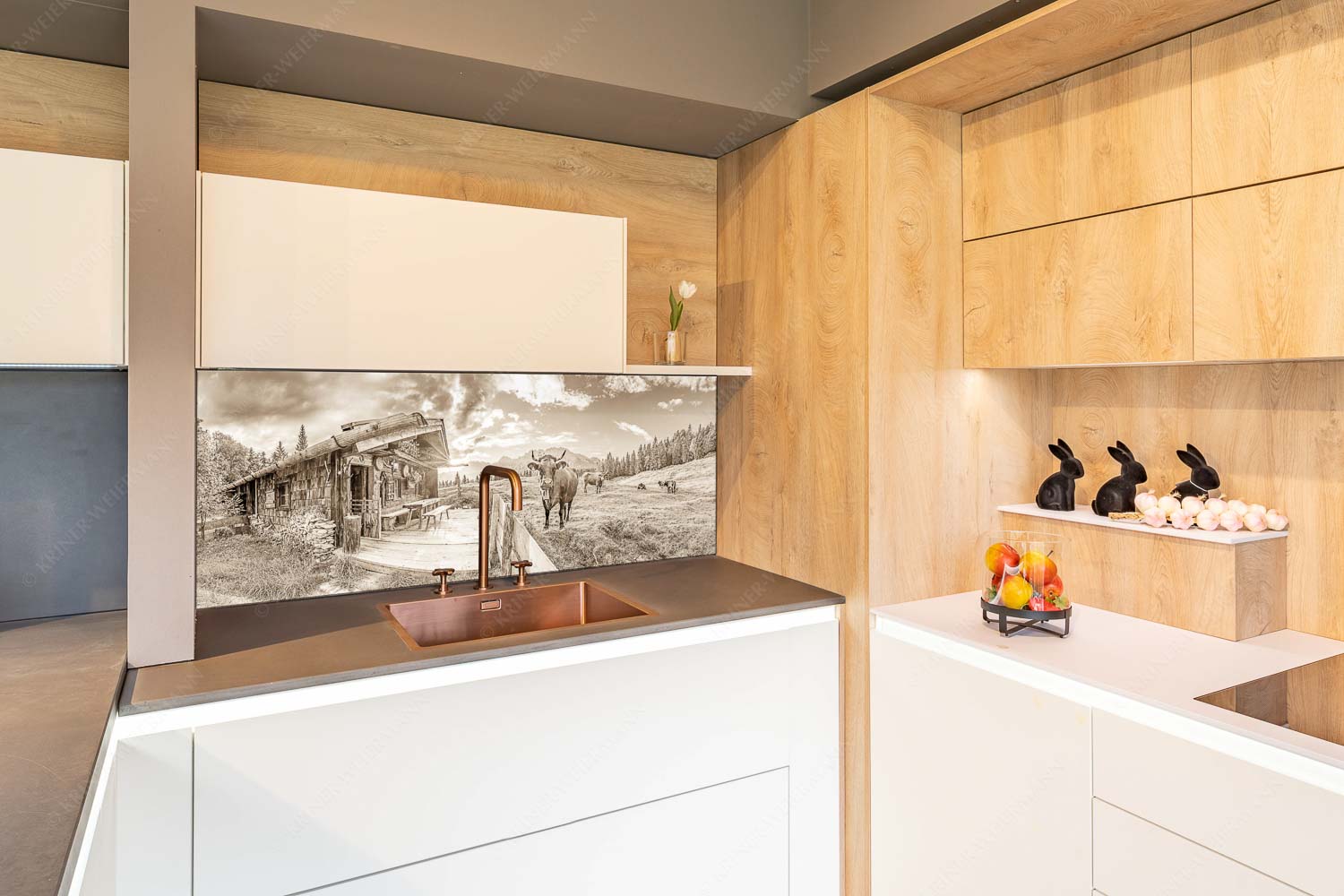 Malerische Almhütte bei Mittenwald mit Karwendel - Almbiente - Küchenrückwand - Größe ca. 150x60cm, Seitenverhältnis 2,5:1 - Mittenwald Alm Buckelwiesen Karwendel - weitere Infos unter https://www.kriner-weiermann.de