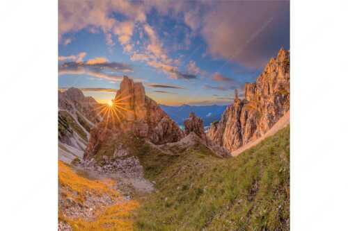 Letzte Sonnenstrahlen im Bereich der Schöttlkarspitze - Leuchttürme - Seitenverhältnis 1:1 - Sonnenuntergang im Soierngebirge - weitere Infos unter https://www.kriner-weiermann.de