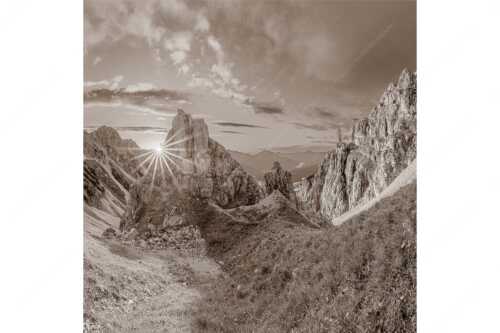 Letzte Sonnenstrahlen im Bereich der Schöttlkarspitze - Leuchttürme - Seitenverhältnis 1:1 - Sonnenuntergang im Soierngebirge - weitere Infos unter https://www.kriner-weiermann.de