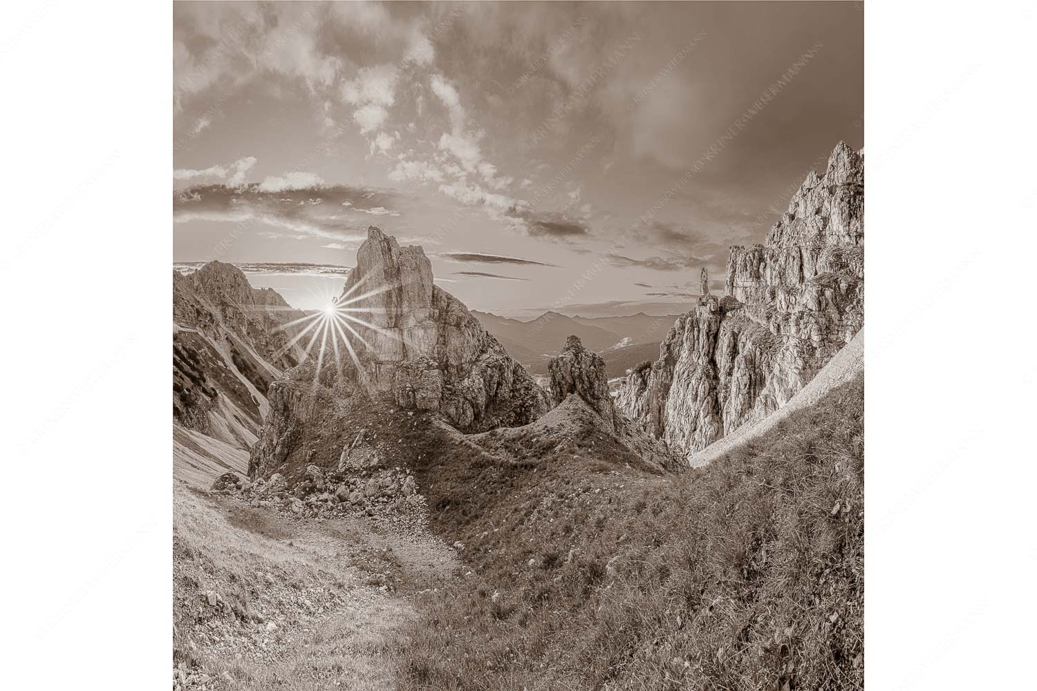 Letzte Sonnenstrahlen im Bereich der Schöttlkarspitze - Leuchttürme - Seitenverhältnis 1:1 - Sonnenuntergang im Soierngebirge - weitere Infos unter https://www.kriner-weiermann.de