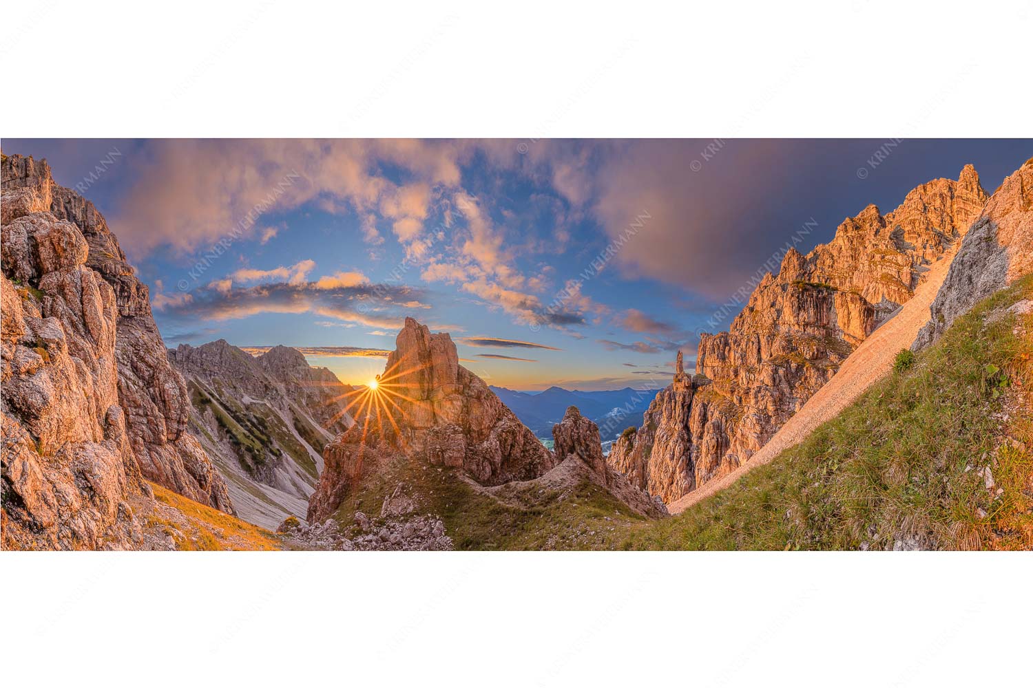 Letzte Sonnenstrahlen im Bereich der Schöttlkarspitze - Leuchttürme - Seitenverhältnis 2,5:1 - Sonnenuntergang im Soierngebirge - weitere Infos unter https://www.kriner-weiermann.de