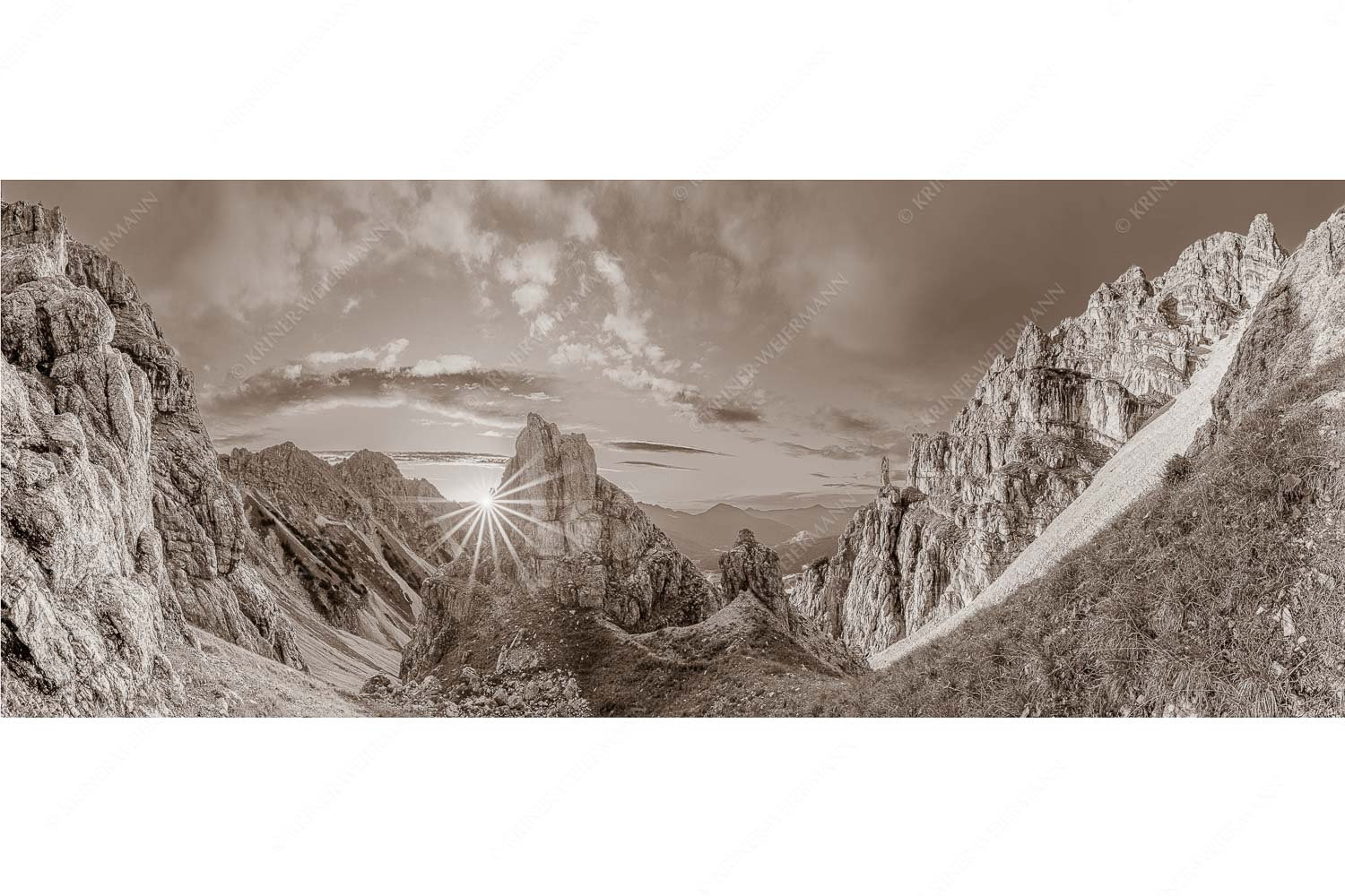 Letzte Sonnenstrahlen im Bereich der Schöttlkarspitze - Leuchttürme - Seitenverhältnis 2,5:1 - Sonnenuntergang im Soierngebirge - weitere Infos unter https://www.kriner-weiermann.de