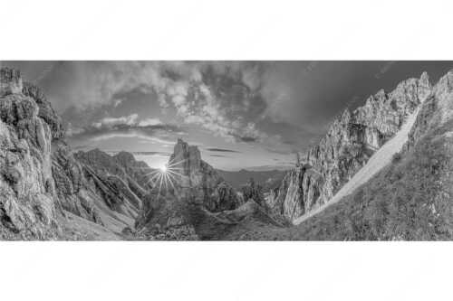 Letzte Sonnenstrahlen im Bereich der Schöttlkarspitze - Leuchttürme - Seitenverhältnis 2,5:1 - Sonnenuntergang im Soierngebirge - weitere Infos unter https://www.kriner-weiermann.de