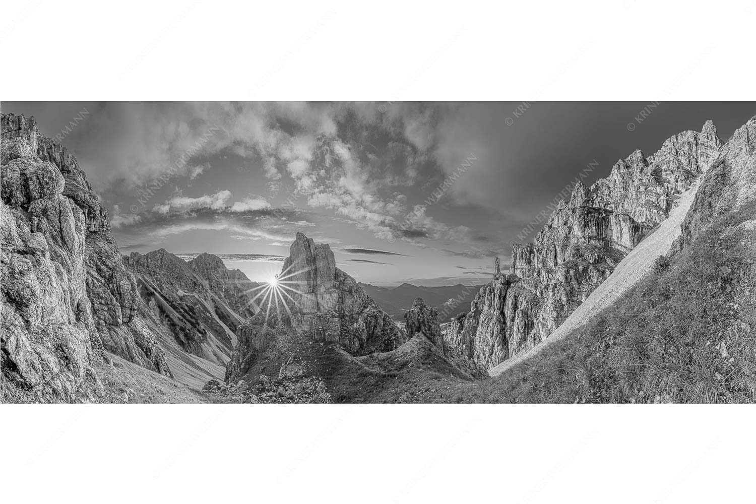 Letzte Sonnenstrahlen im Bereich der Schöttlkarspitze - Leuchttürme - Seitenverhältnis 2,5:1 - Sonnenuntergang im Soierngebirge - weitere Infos unter https://www.kriner-weiermann.de