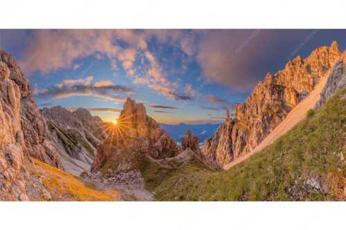 Letzte Sonnenstrahlen im Bereich der Schöttlkarspitze - Leuchttürme - Seitenverhältnis 2:1 - Sonnenuntergang im Soierngebirge - weitere Infos unter https://www.kriner-weiermann.de