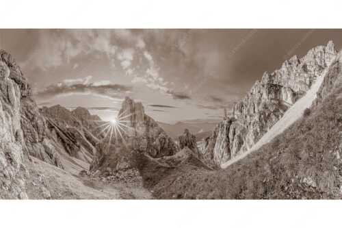 Letzte Sonnenstrahlen im Bereich der Schöttlkarspitze - Leuchttürme - Seitenverhältnis 2:1 - Sonnenuntergang im Soierngebirge - weitere Infos unter https://www.kriner-weiermann.de