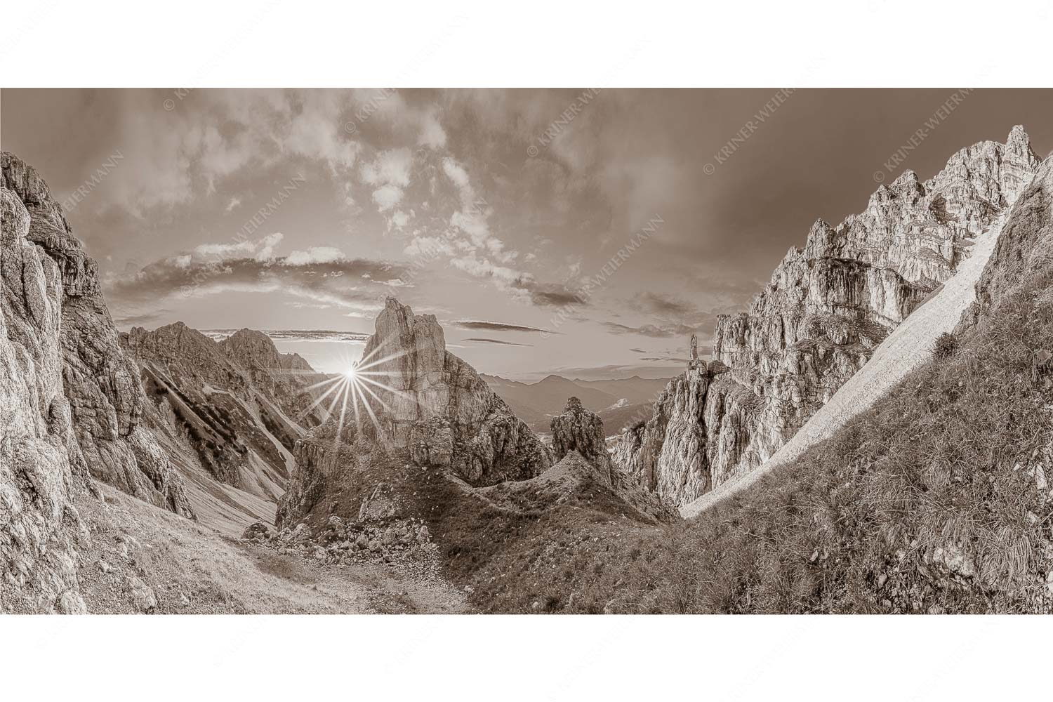 Letzte Sonnenstrahlen im Bereich der Schöttlkarspitze - Leuchttürme - Seitenverhältnis 2:1 - Sonnenuntergang im Soierngebirge - weitere Infos unter https://www.kriner-weiermann.de